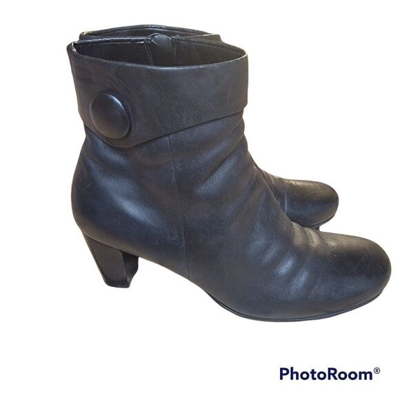 Ecco Black Leather Booties with Zipper Closure and Button Detail. Size 41. - Picture 4 of 10